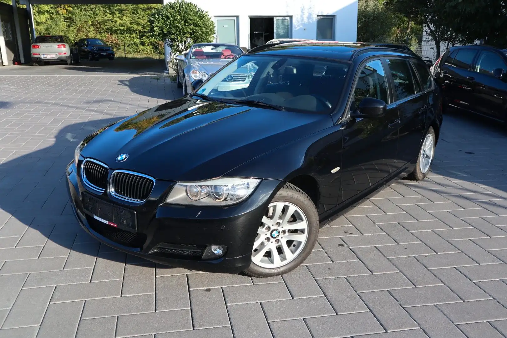 BMW 320 d Aut. Touring*Pano*KeyLess*StandHz*AHK*Navi Zwart - 1