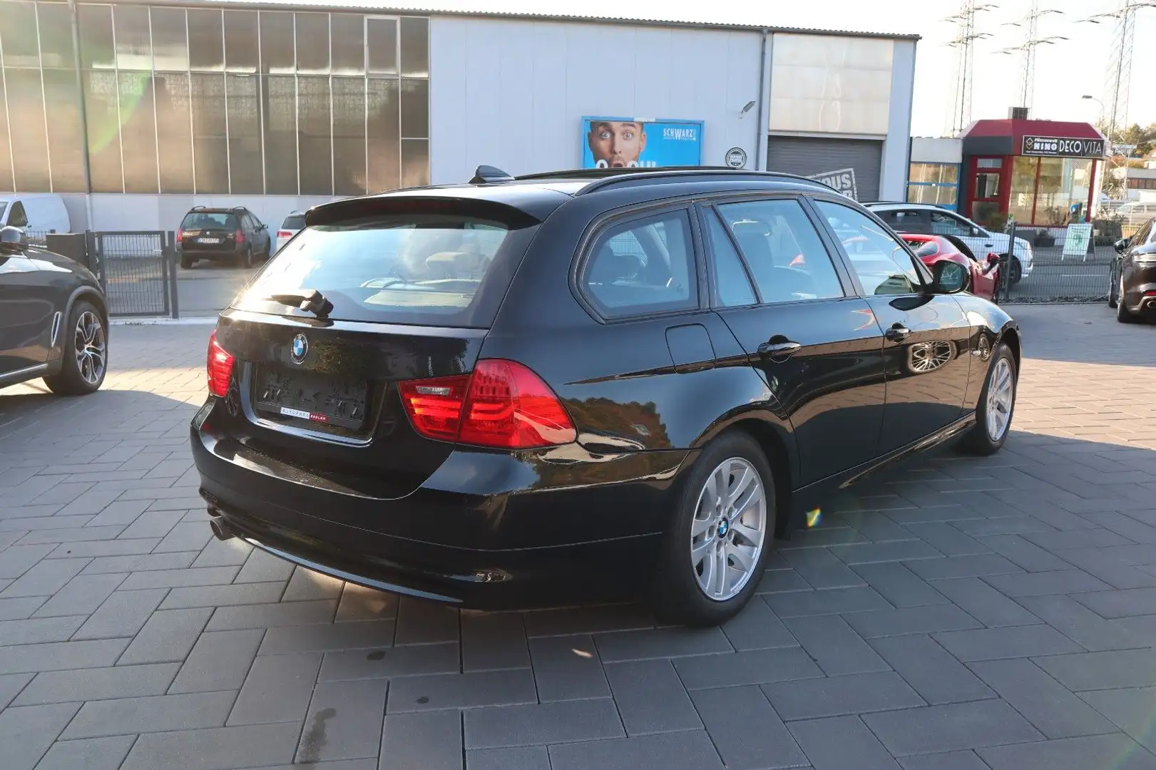 BMW 320 d Aut. Touring*Pano*KeyLess*StandHz*AHK*Navi Zwart - 2
