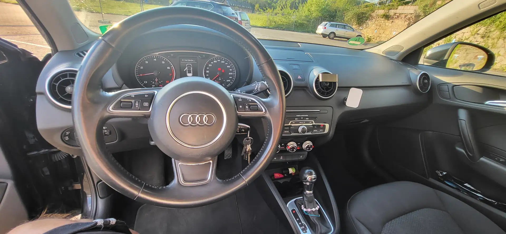 Audi A1 1.0 TFSI AUTOMATIK / NAVI / 8-FACH BEREIFT Schwarz - 2