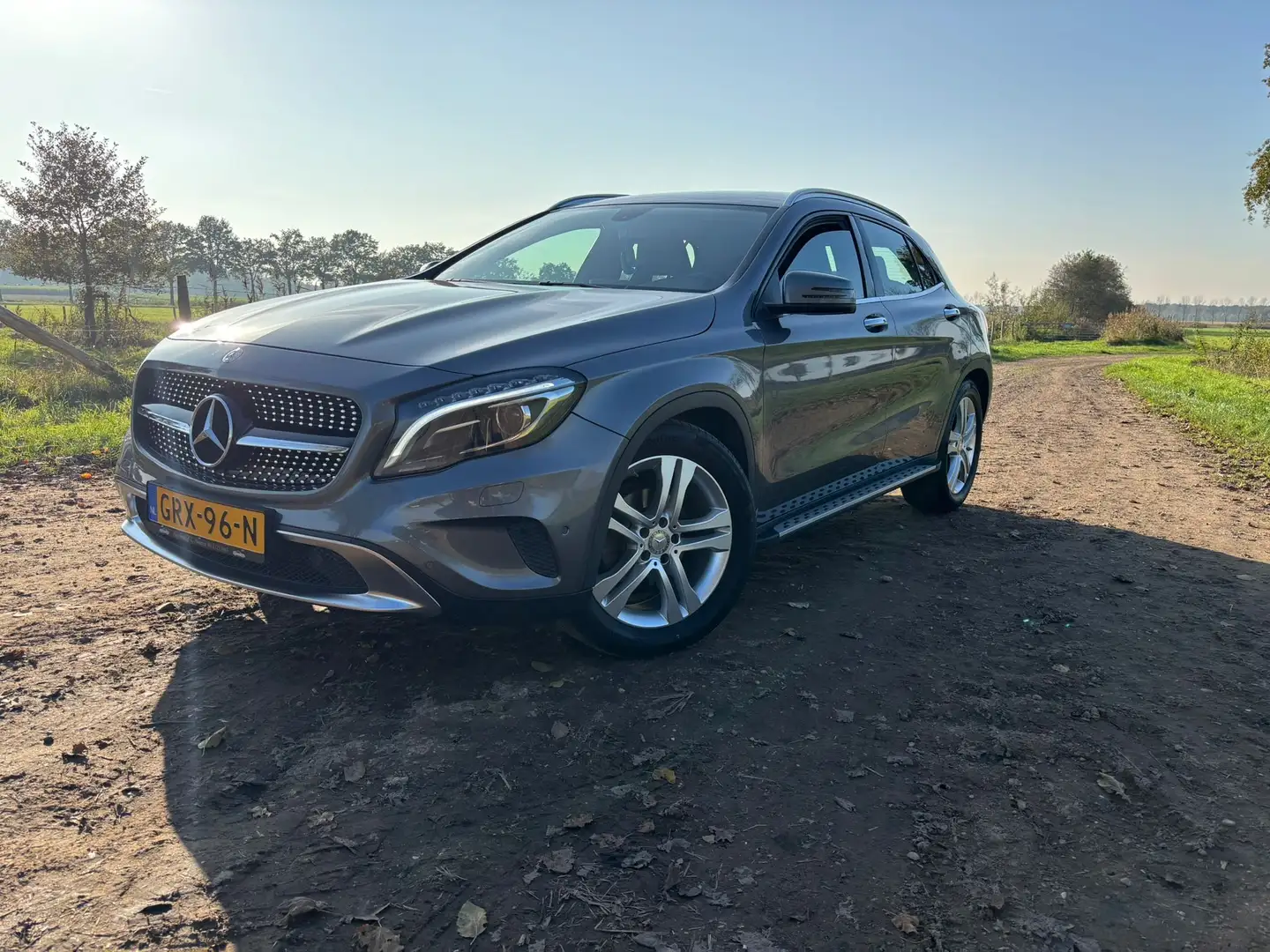 Mercedes-Benz GLA 180 Prestige Grijs - 2
