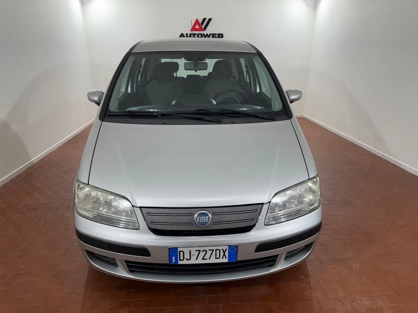 Fiat Idea 1.4 16V BlackMotion Gris - 2