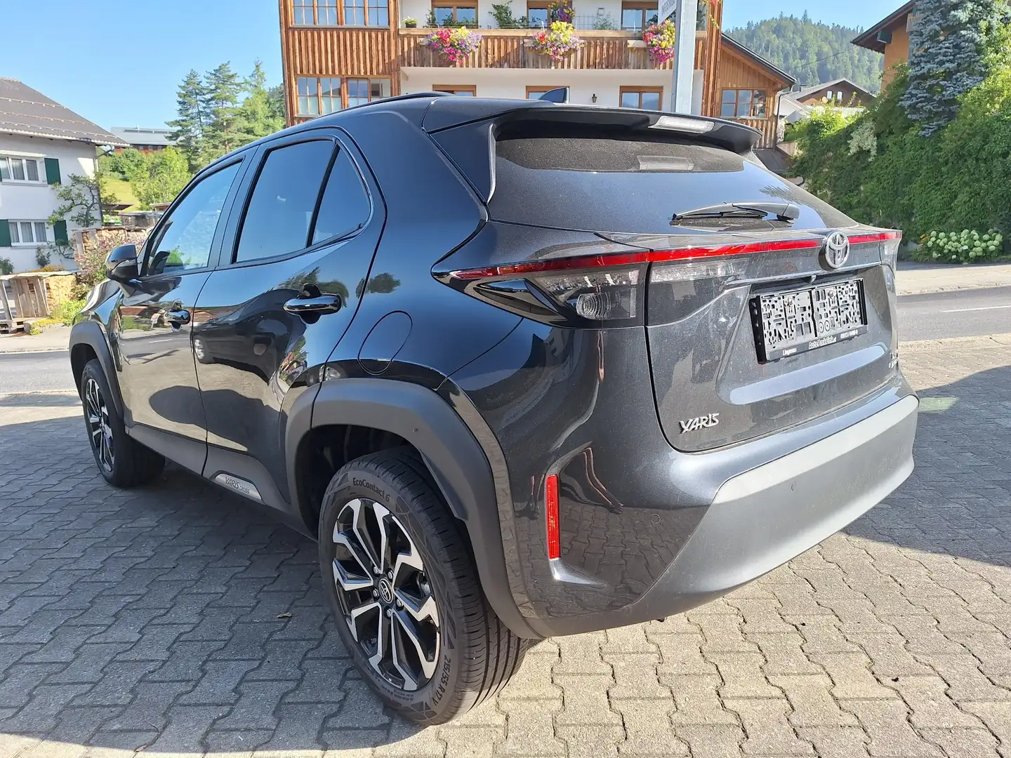 Toyota Yaris Cross 1,5 VVT-i Hybrid Active AWD-i ALLRAD Automatik Schwarz - 2