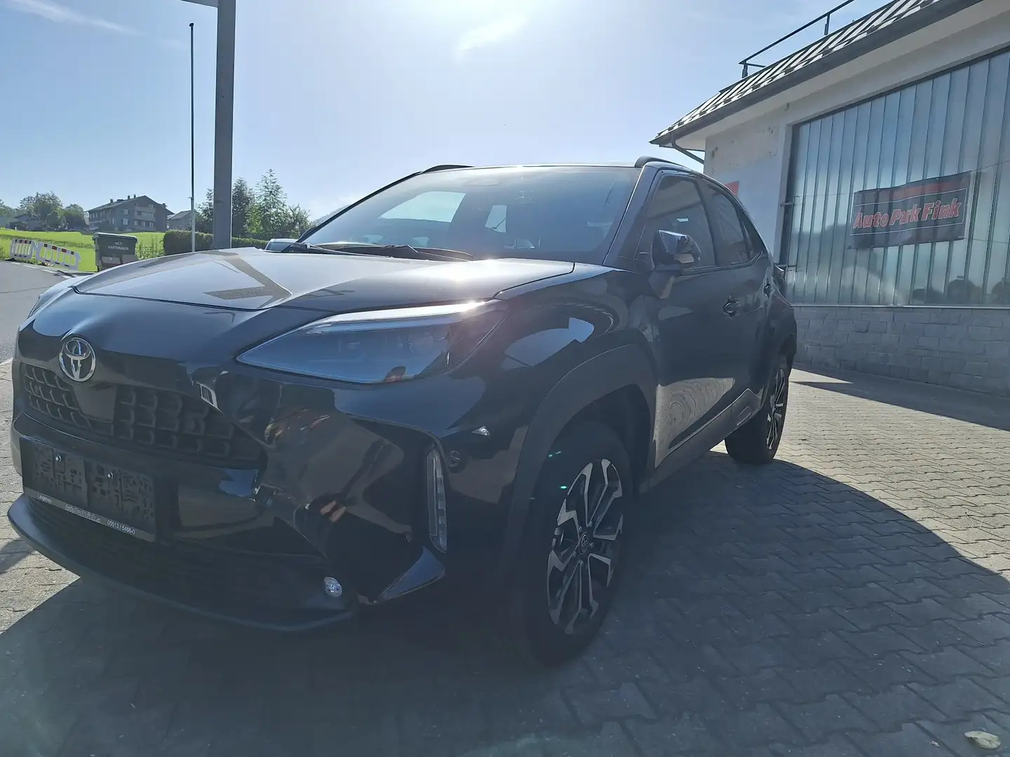 Toyota Yaris Cross 1,5 VVT-i Hybrid Active AWD-i ALLRAD Automatik Schwarz - 1