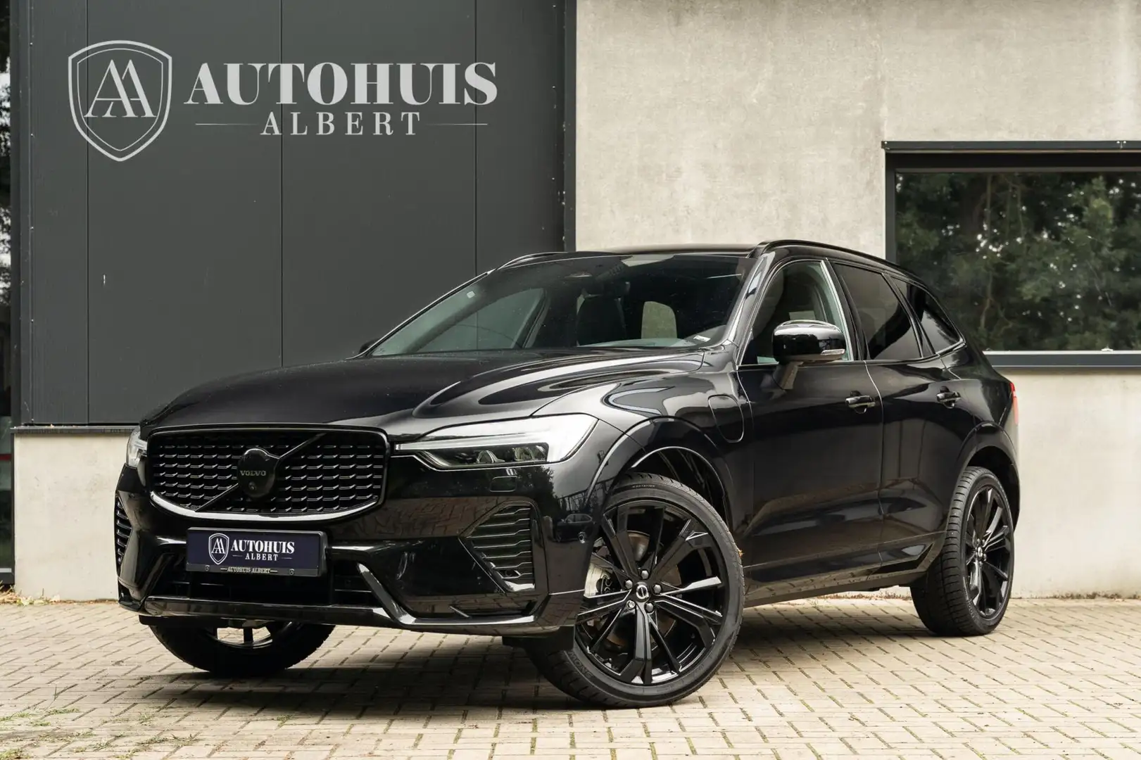 Volvo XC60 2.0 T8 AWD Ultimate Black Edition H&K 360c Pano Zwart - 1