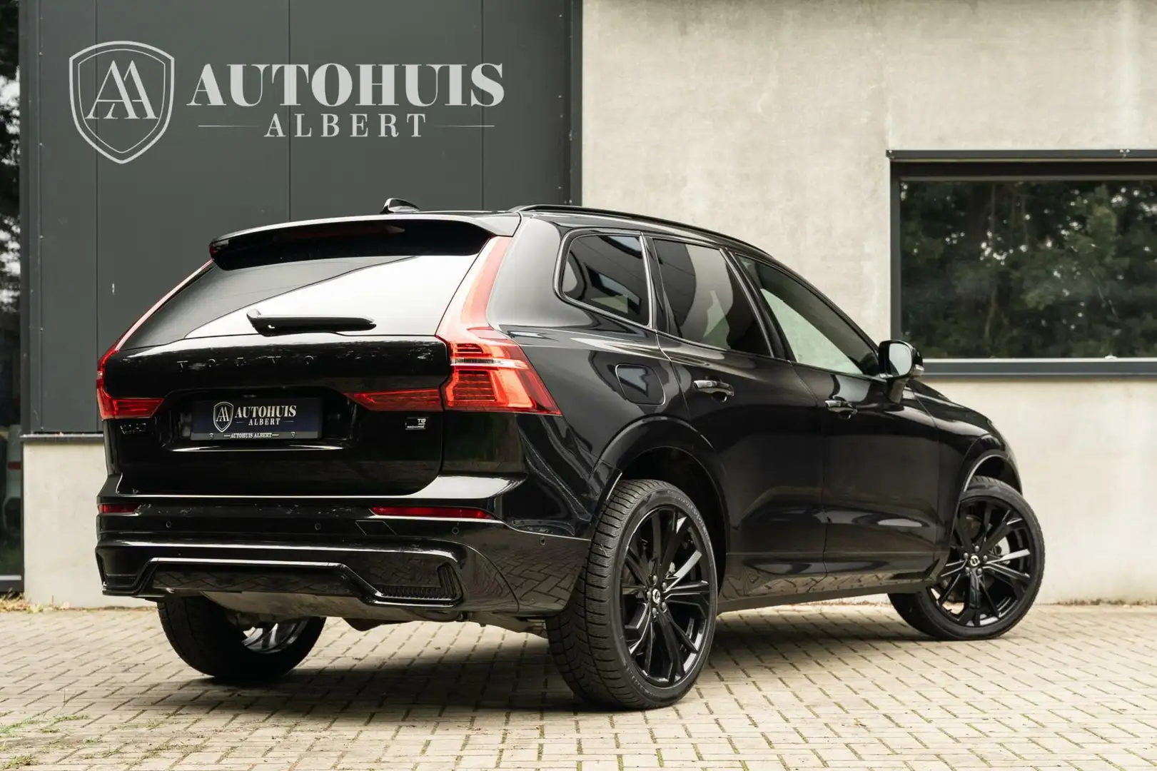 Volvo XC60 2.0 T8 AWD Ultimate Black Edition H&K 360c Pano Zwart - 2