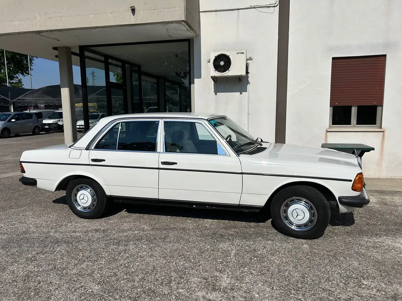 Mercedes-Benz 240 Berlina, foto 1