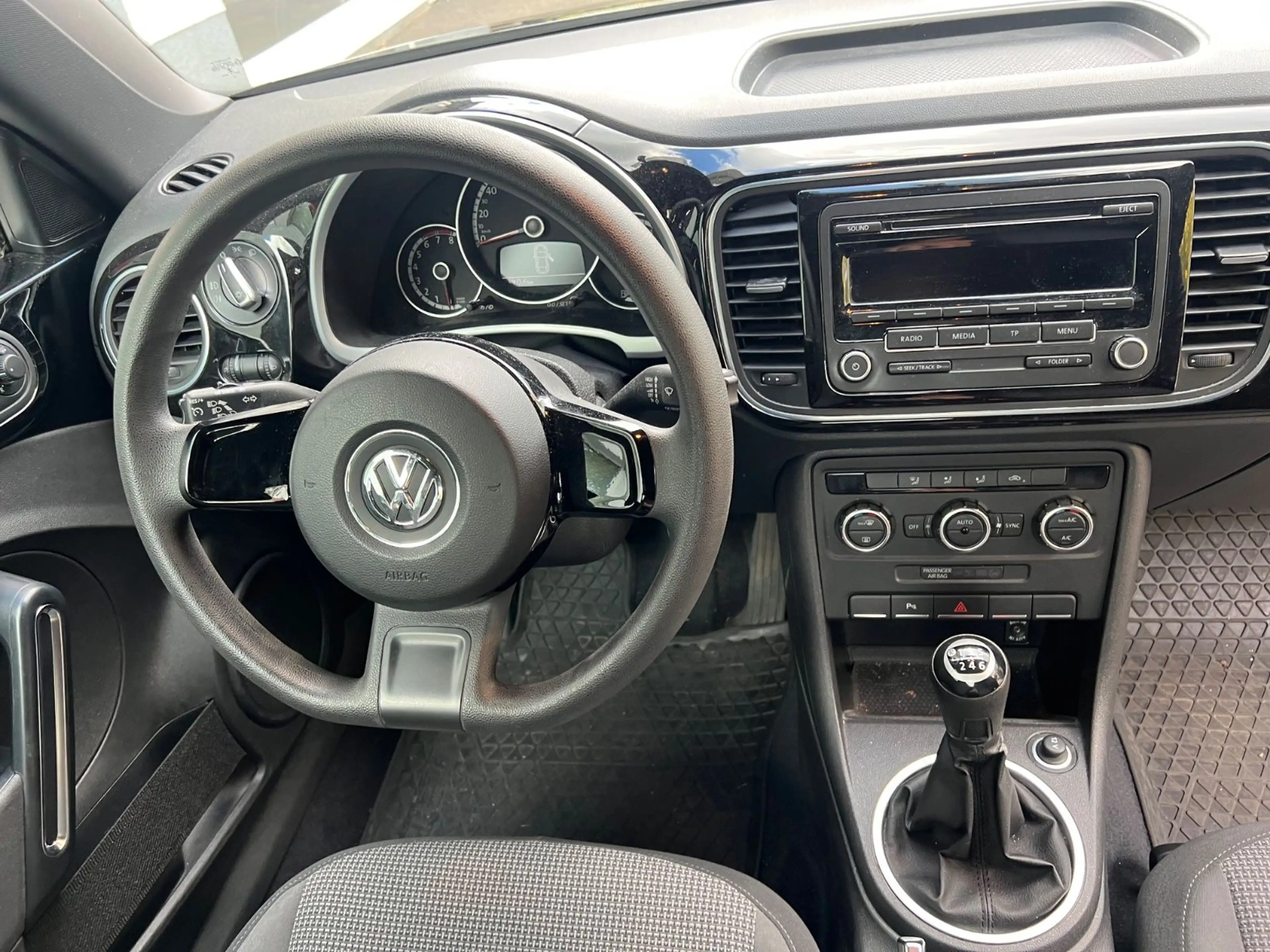 Volkswagen Beetle Lim. Design"2.HD"Scheckheft"Klimaaut."PDC — photo 9