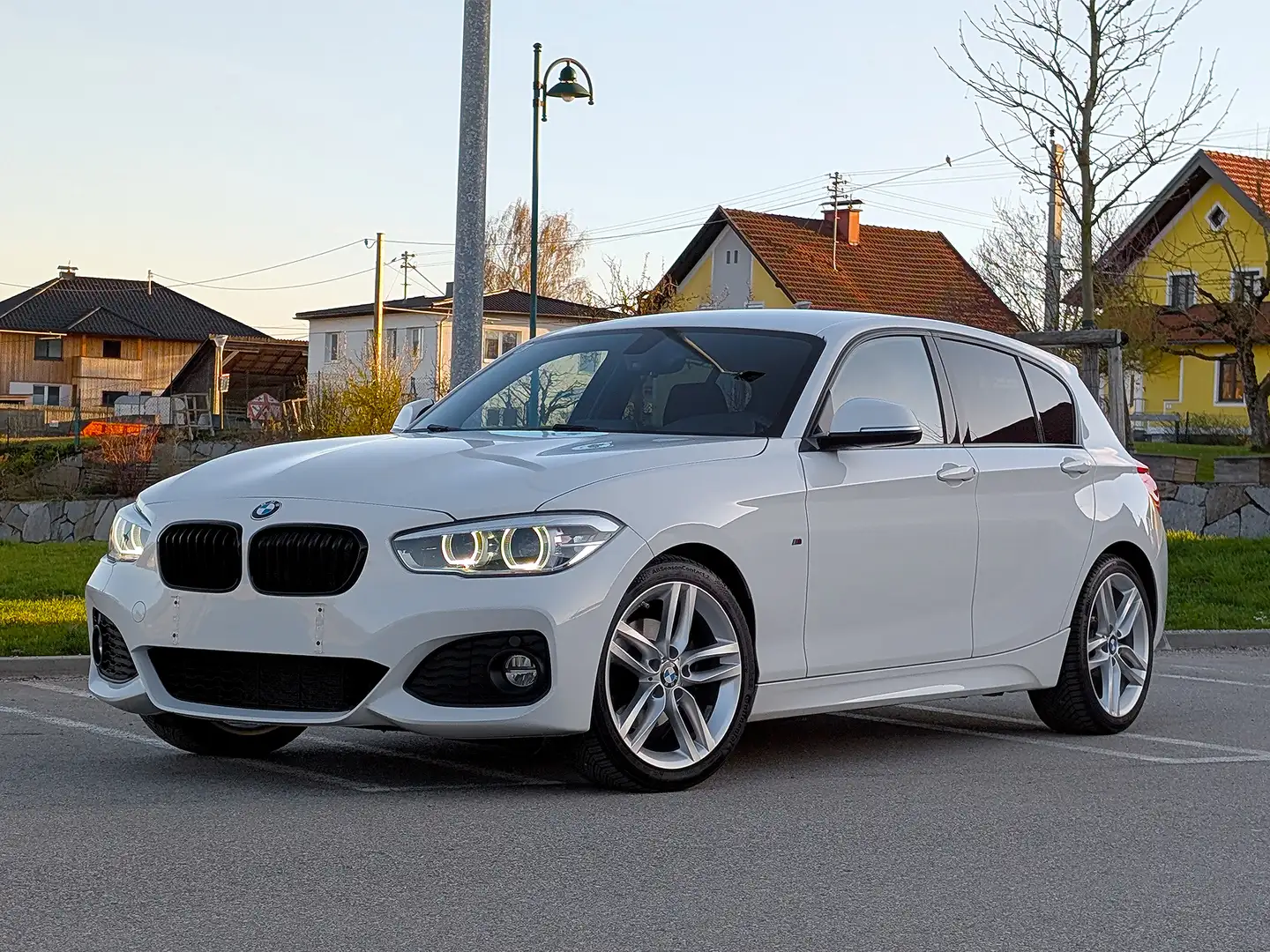 BMW 120 BMW 1er-Reihe 120i M-Paket | Navi Prof | LED | Keyless | Service + Pickerl neu Weiß - 1