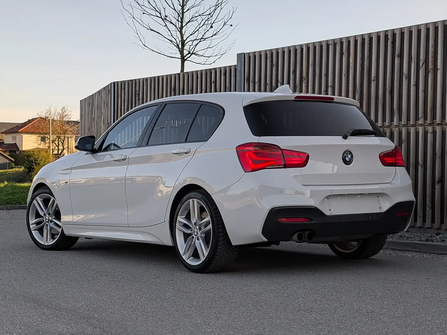 BMW 120 BMW 1er-Reihe 120i M-Paket | Navi Prof | LED | Keyless | Service + Pickerl neu Weiß - 2