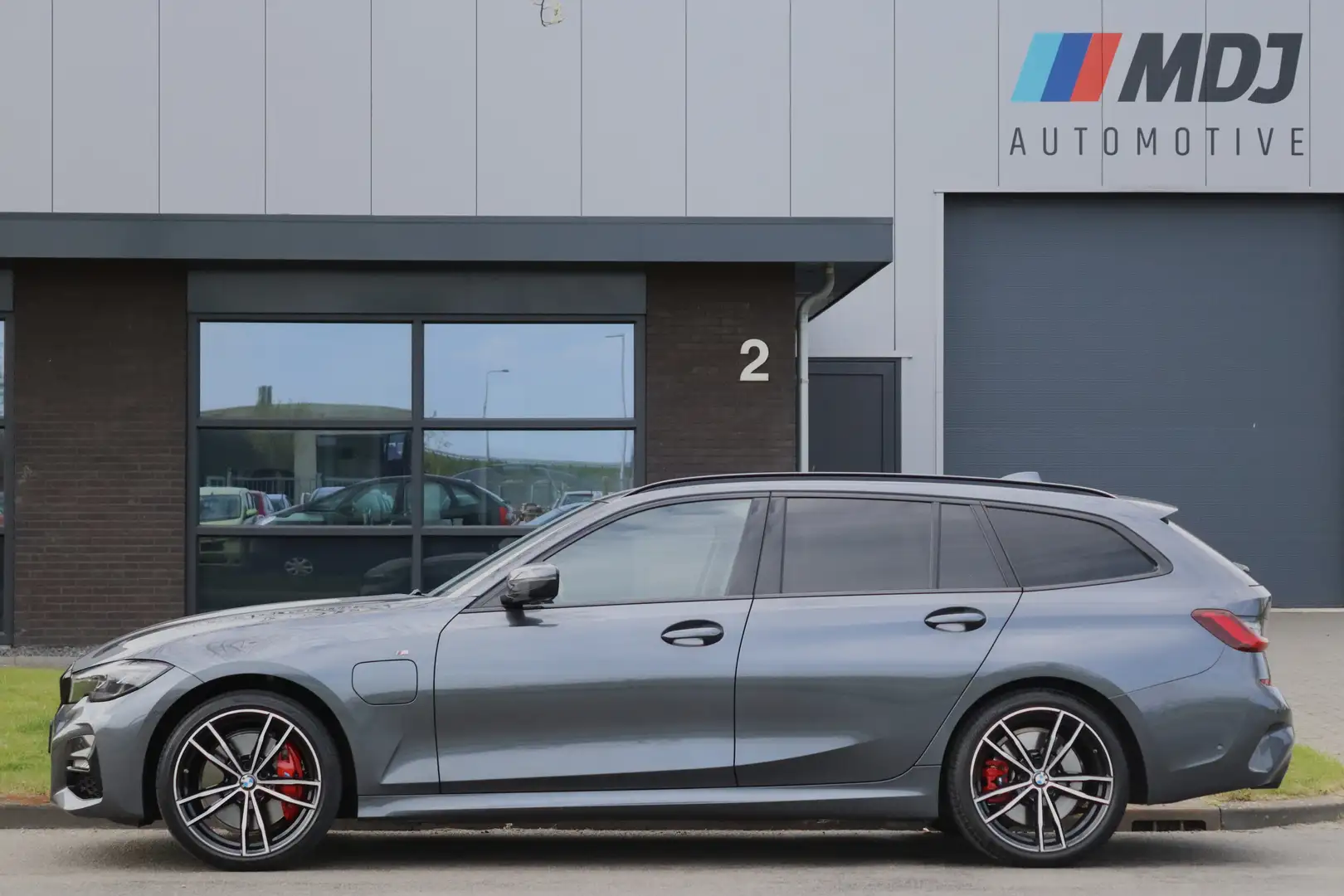 BMW 320 320e M Sport Laser Leder Live Cockpit Prof 19 inch Grijs - 2