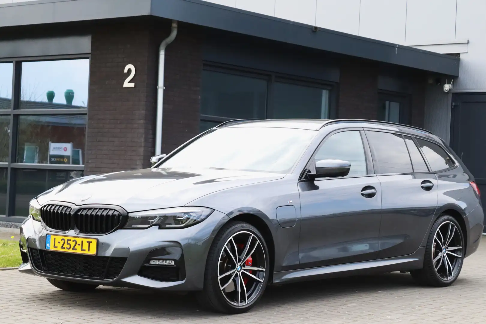BMW 320 320e M Sport Laser Leder Live Cockpit Prof 19 inch Grijs - 1
