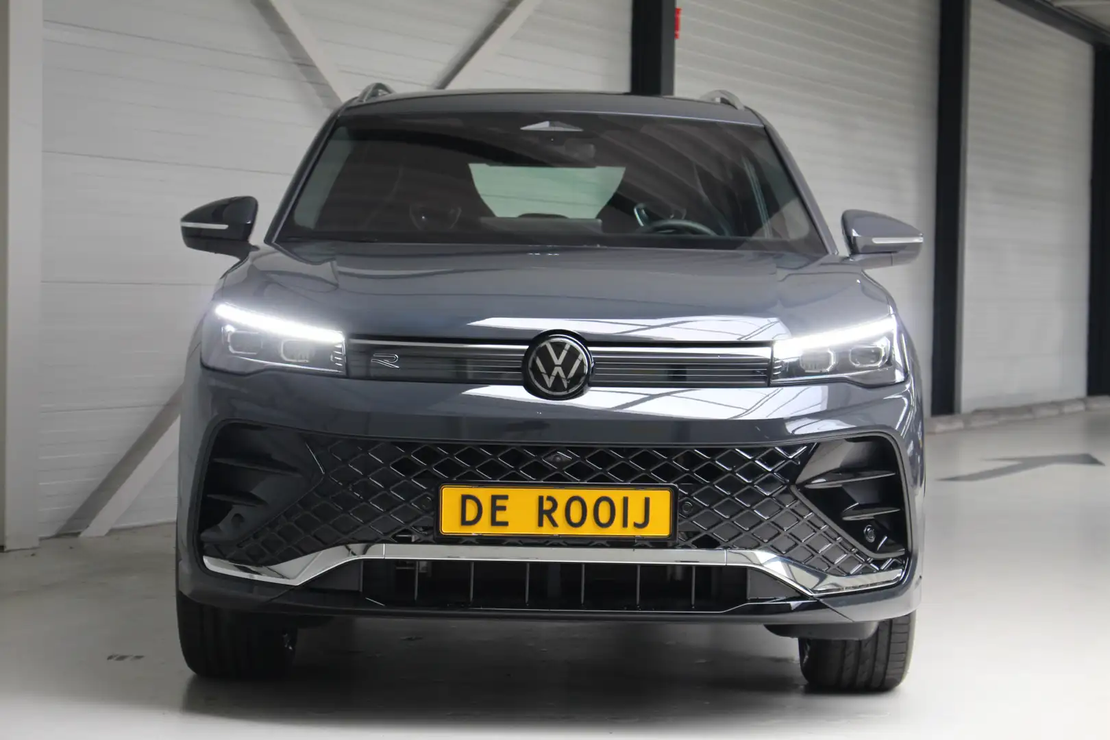 Volkswagen Tiguan 1.5 eHybrid R-Line Edition Navigatie | 360 Camera Grijs - 2