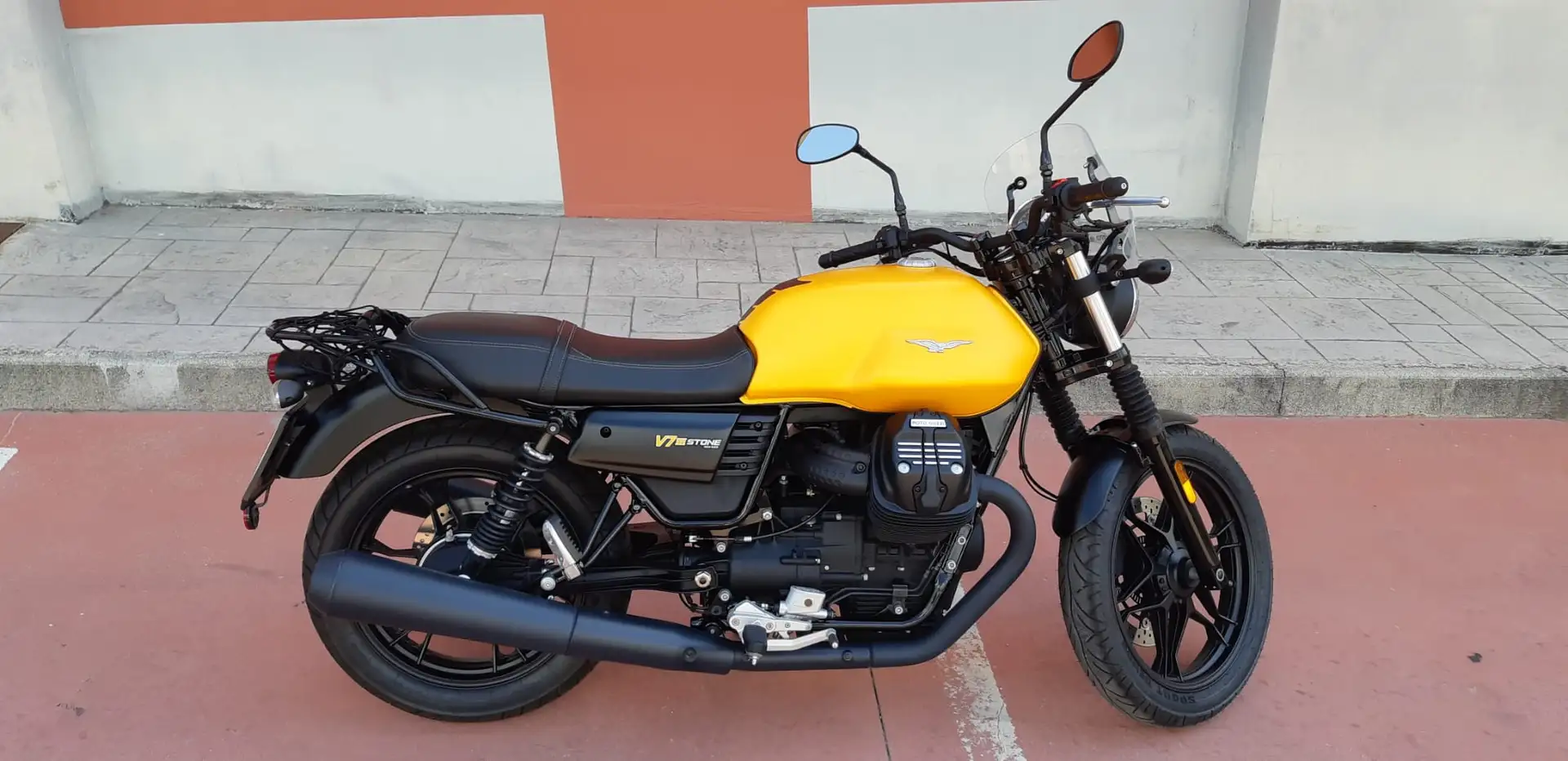 Moto Guzzi V 7 III Stone Amarillo - 1