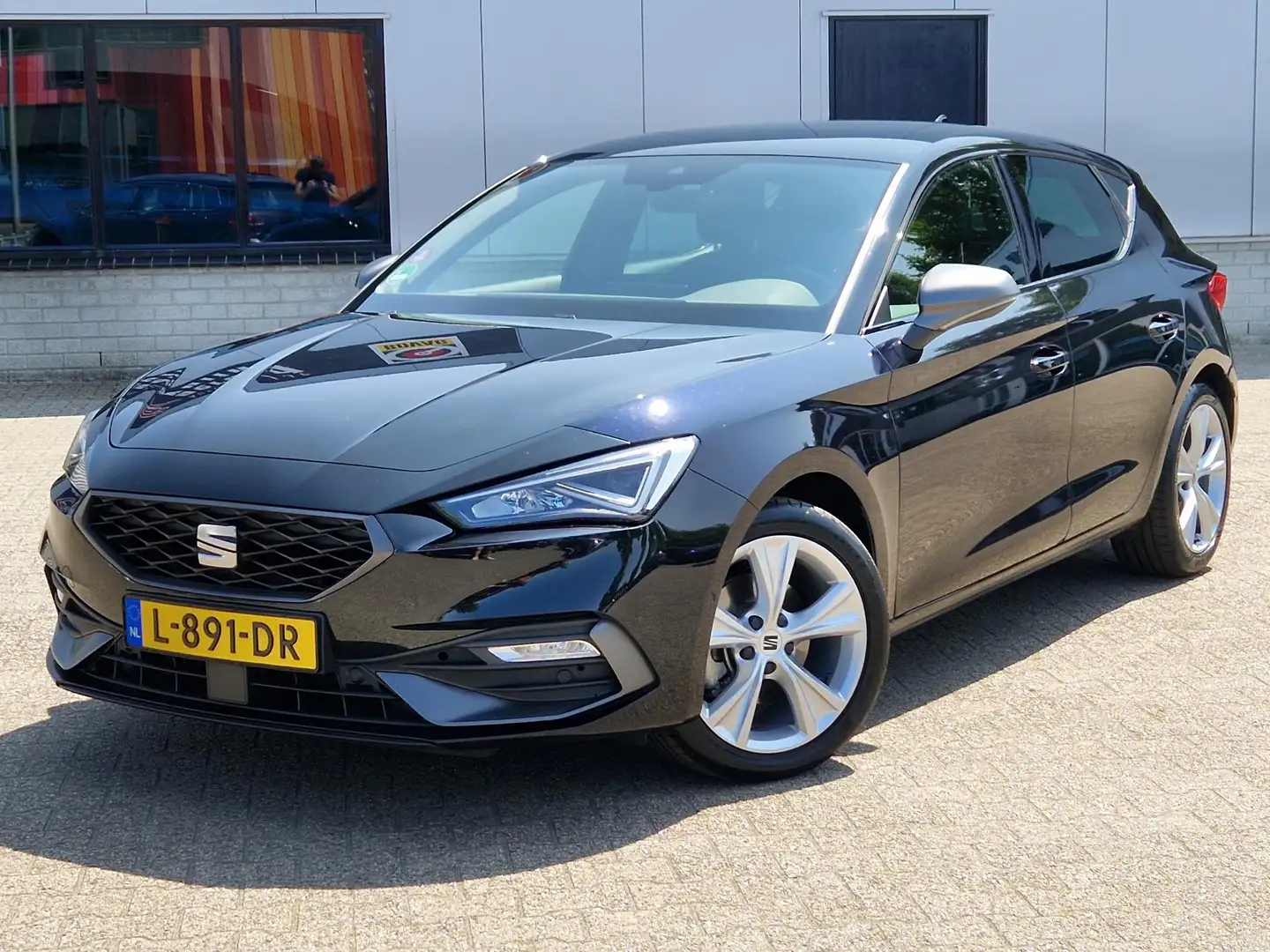 SEAT Leon 1.5 eTSI FR Launch Edit DSG AUT TREKH ADAP CRUISE Zwart - 2