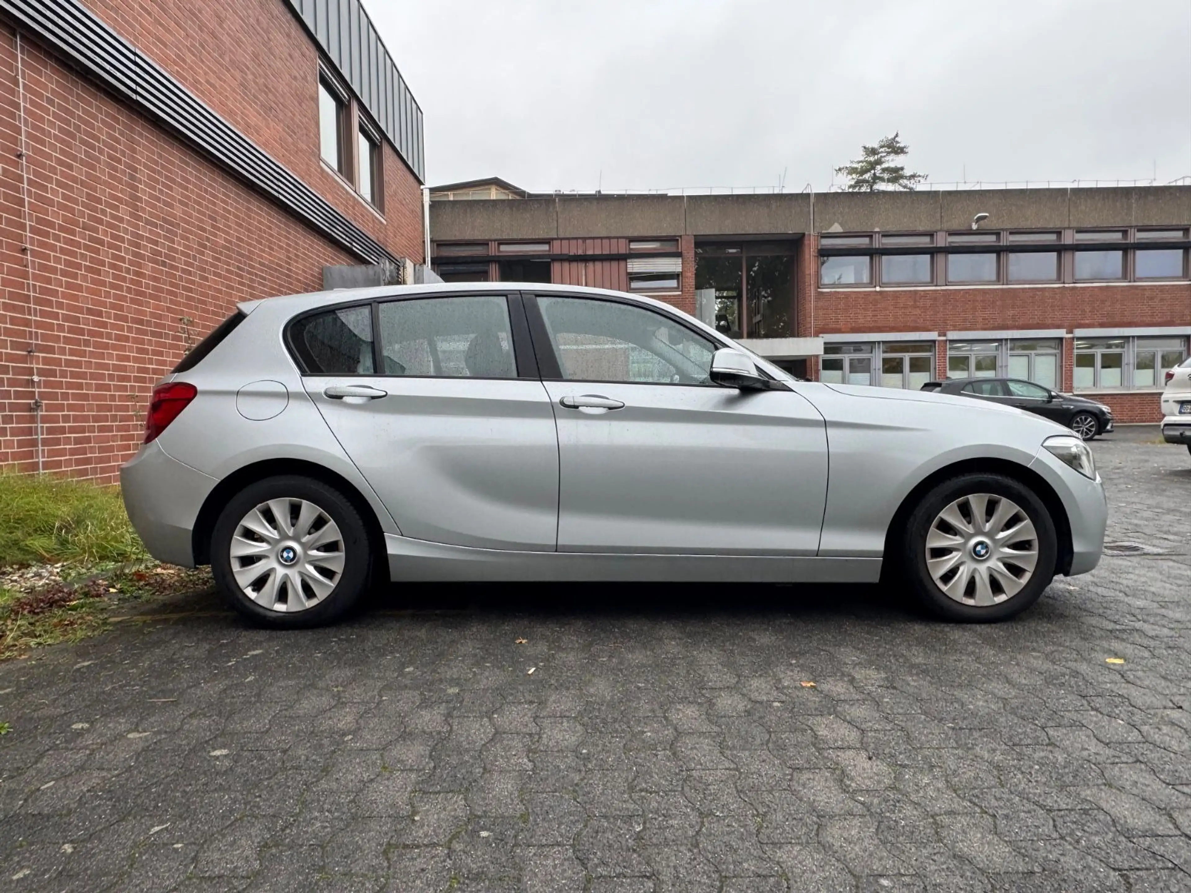 BMW 114 i Lim. *1.HAND*PDC*KLIMA*AHK*SHZ*SS* — photo 4