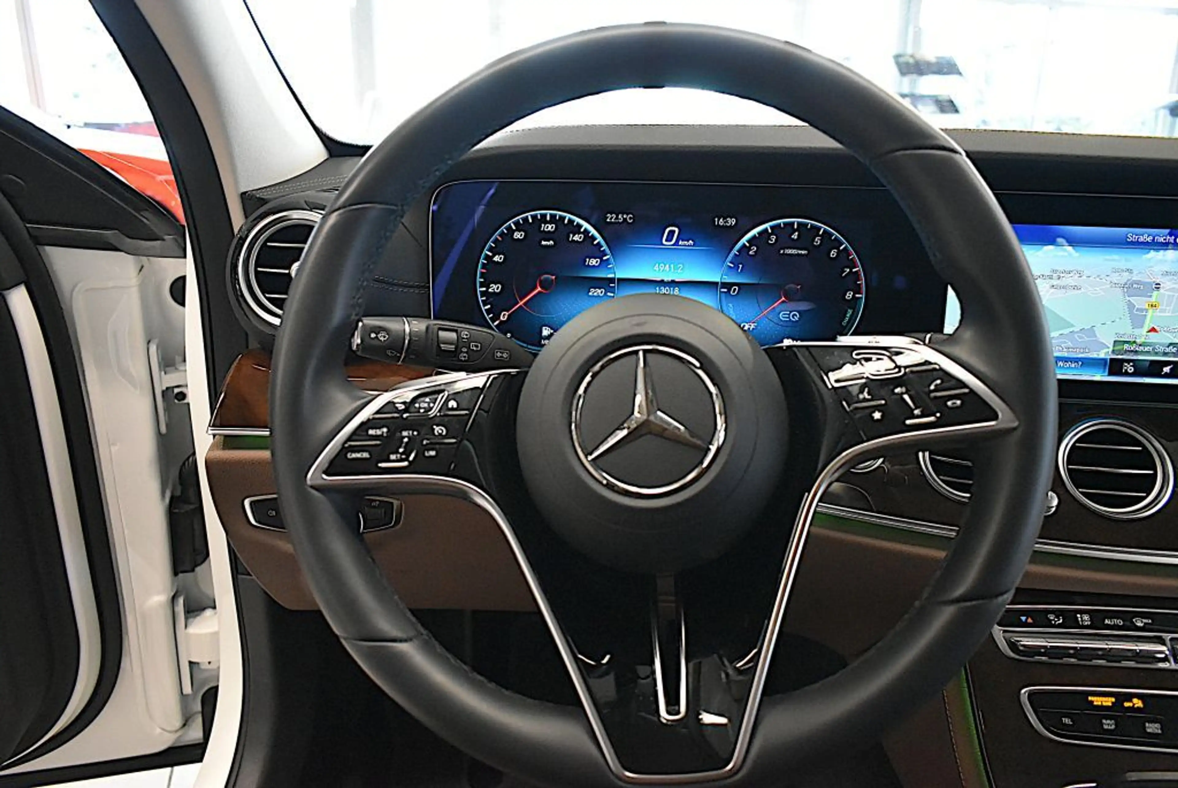 Mercedes-Benz E 300 e T 9G-TRONIC Exclusive — photo 10