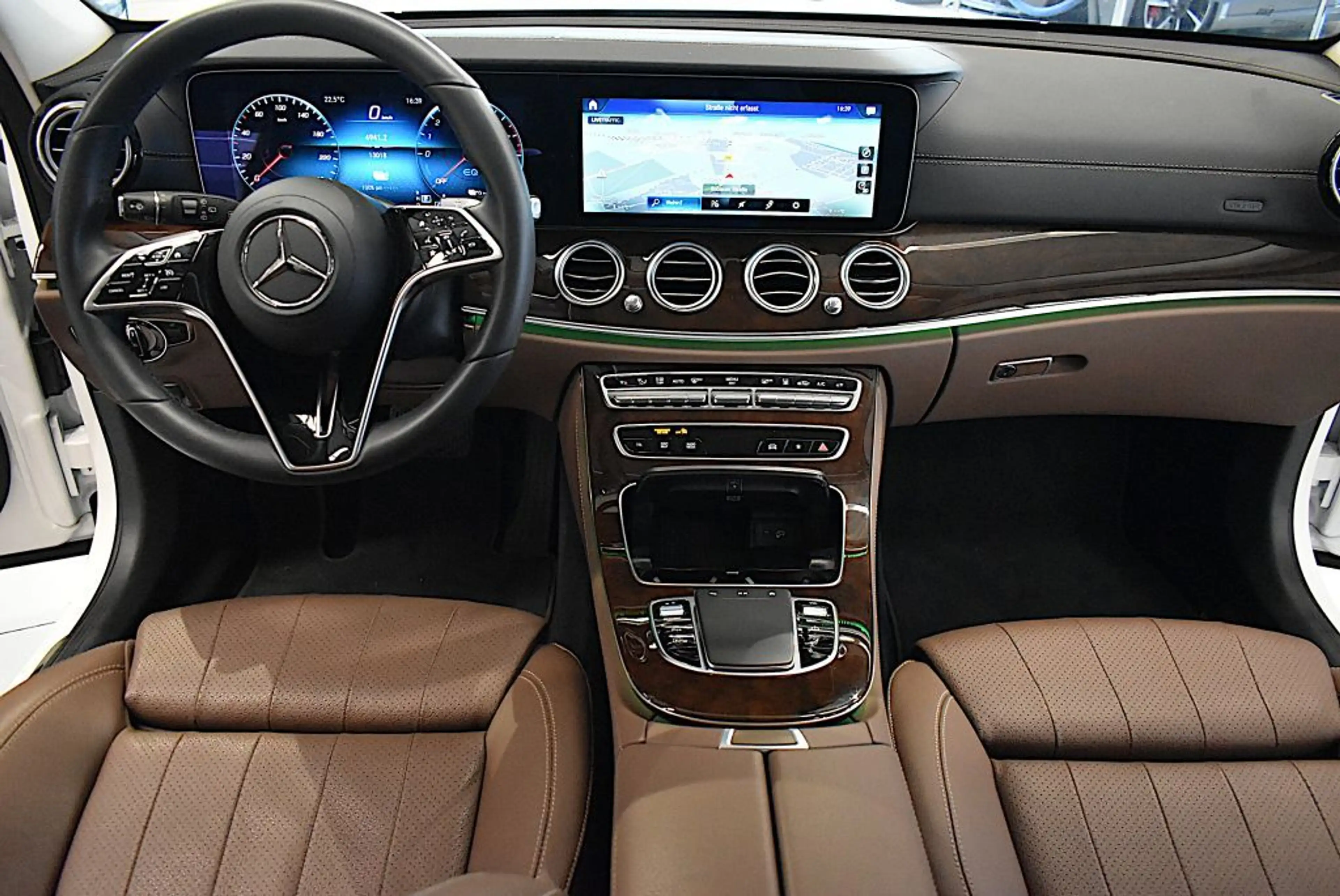 Mercedes-Benz E 300 e T 9G-TRONIC Exclusive — photo 9