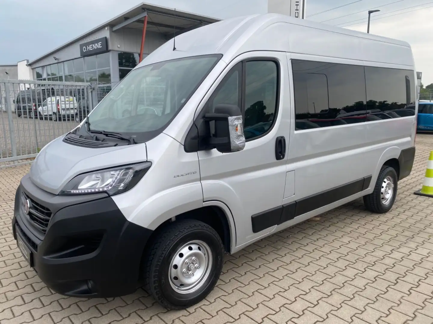 Fiat Ducato Luxusbus Panorama 33 140 L2H2 RS: 3450 mm Grau - 2