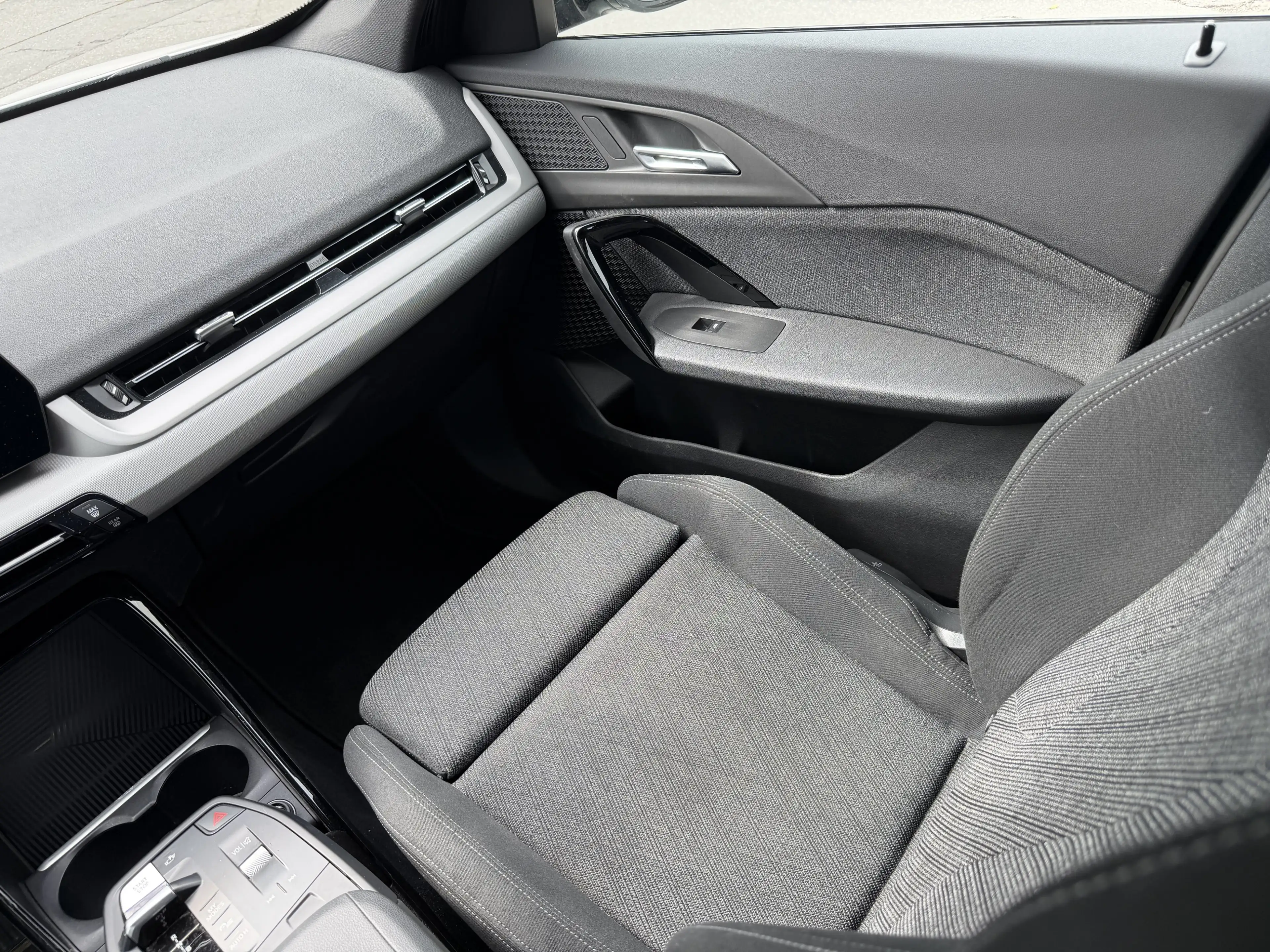 BMW iX1 xDrive30 — photo 7