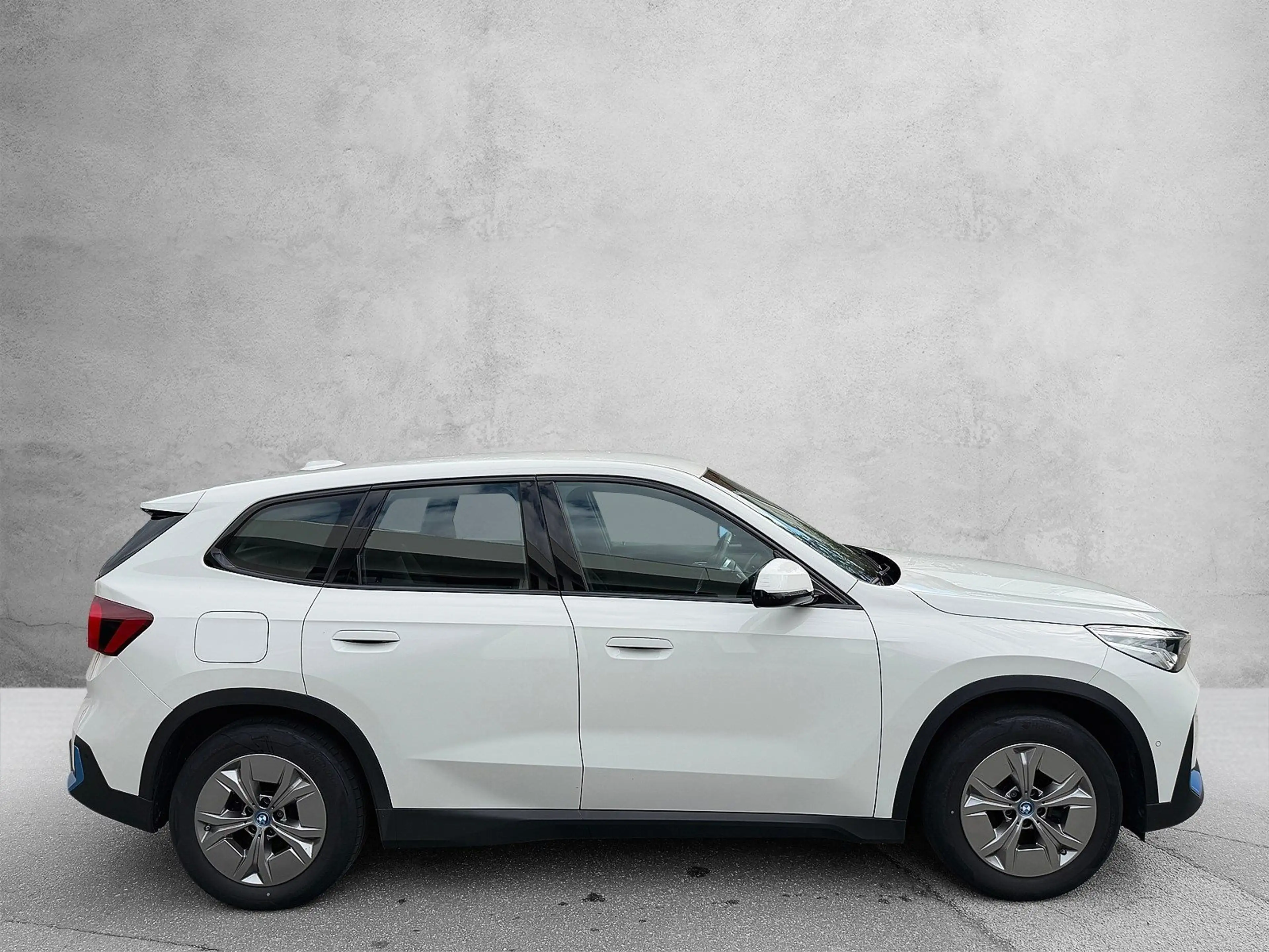 BMW iX1 xDrive30 — photo 3