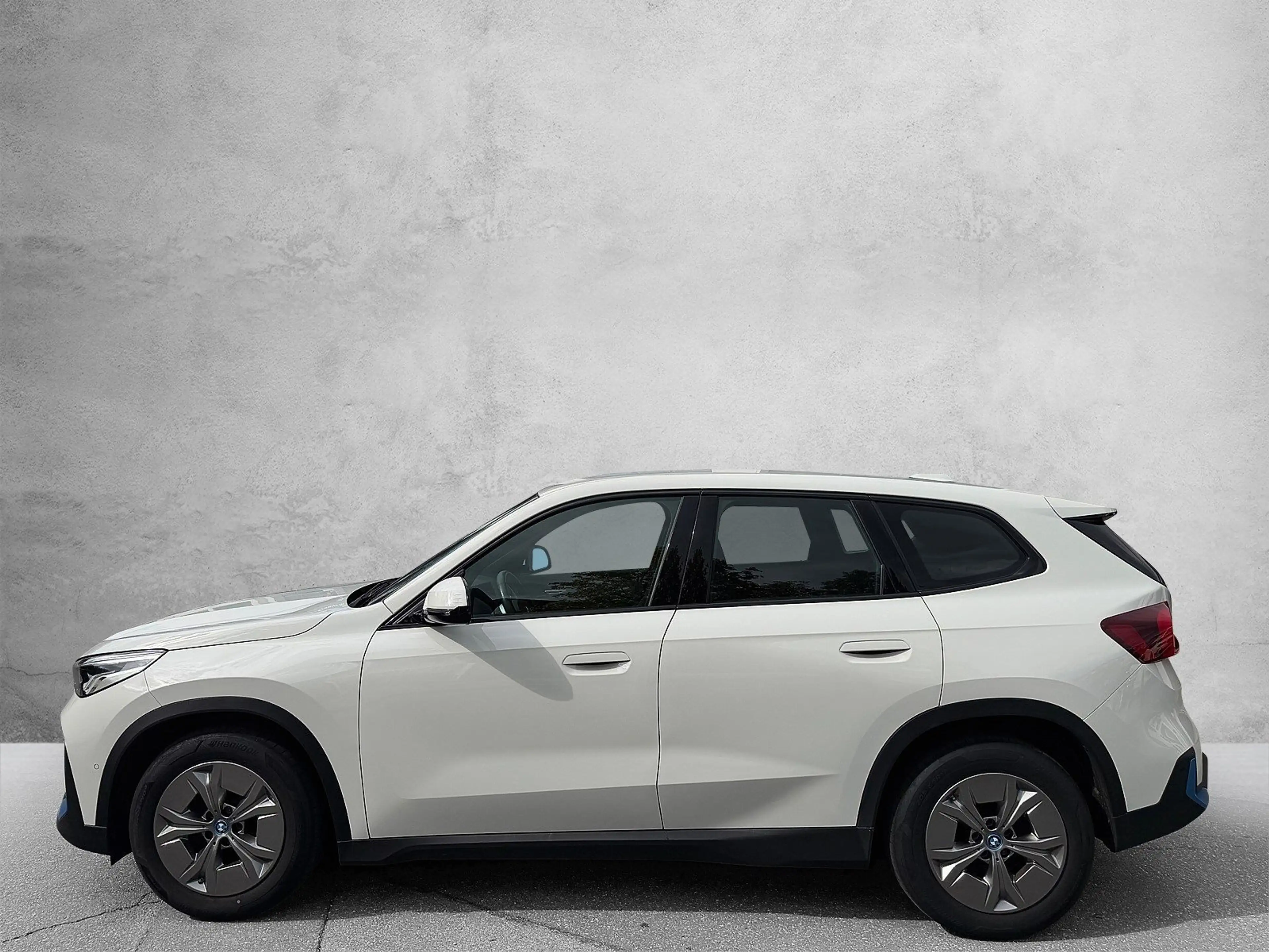 BMW iX1 xDrive30 — photo 2