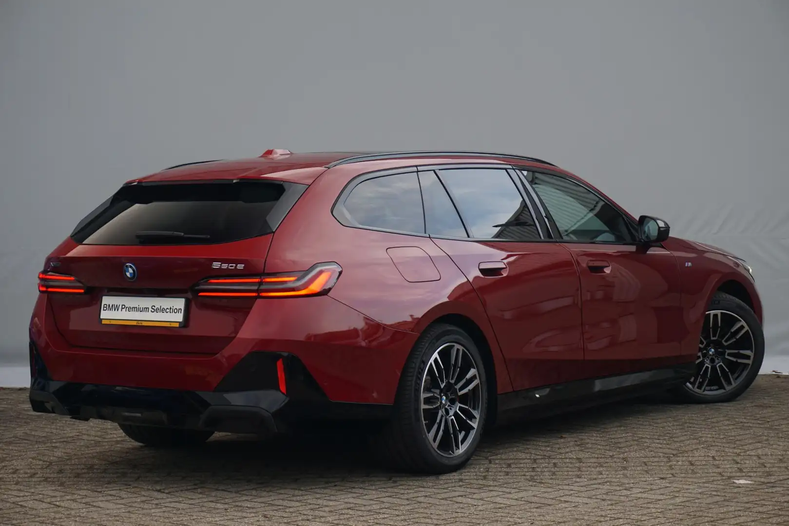 BMW 550 5 Serie Touring 550e xDrive M Sportpakket Pro Pano Rouge - 2