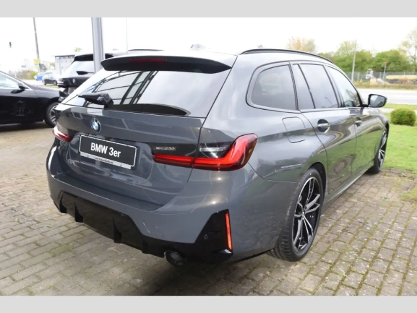 BMW 330 d Touring M Sport AHK Navi Leder har/kar Pano Grau - 2