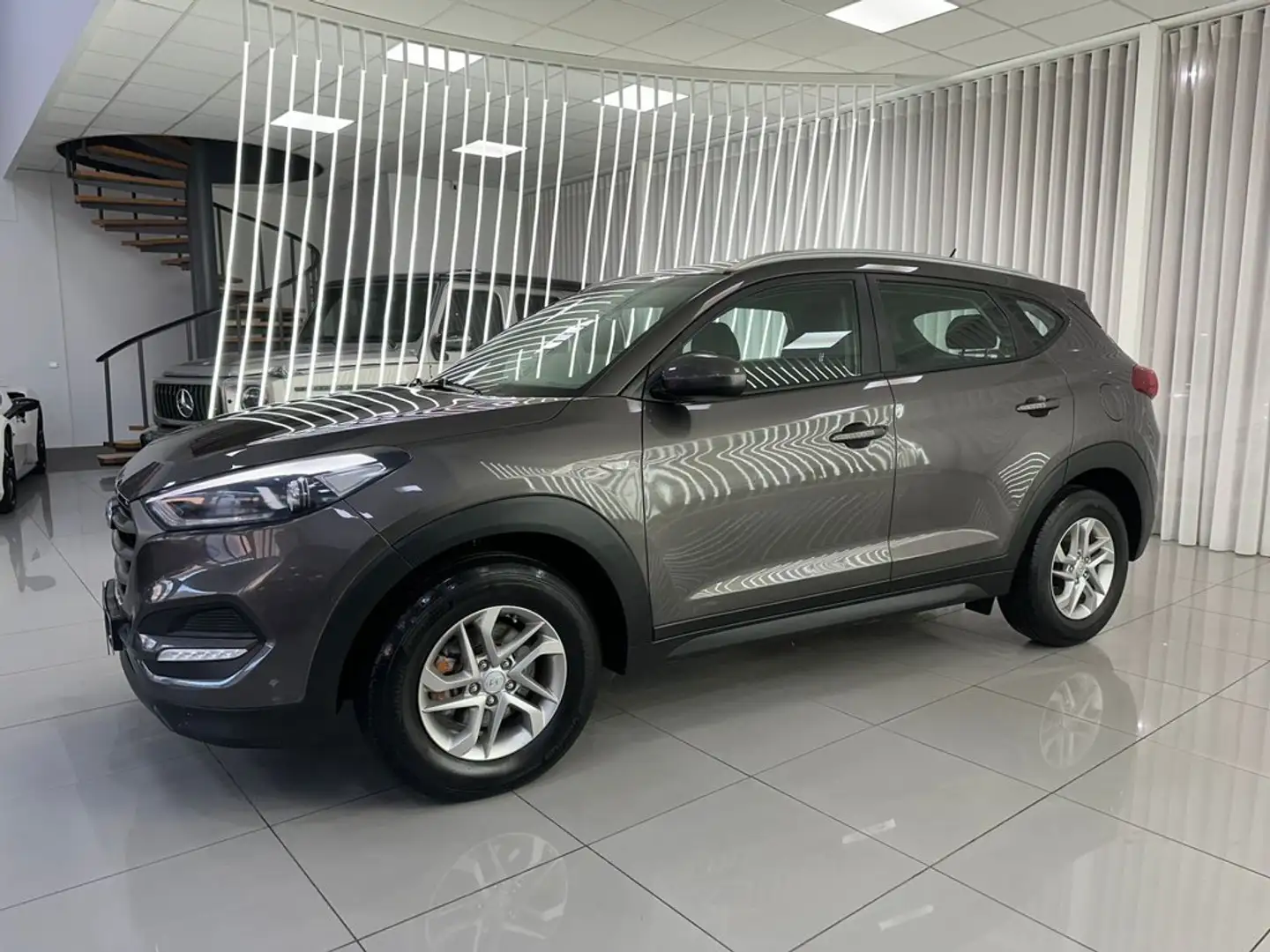 Hyundai TUCSON 1.7CRDI BD Essence 4x2 Gris - 2