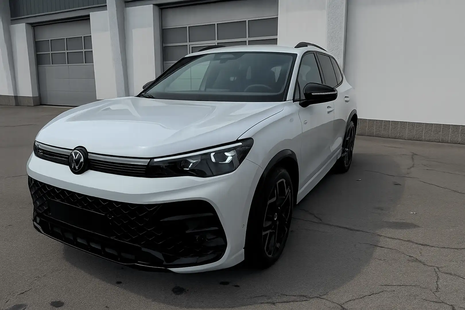 Volkswagen Tiguan R-Line eTSI DSG Weiß - 1
