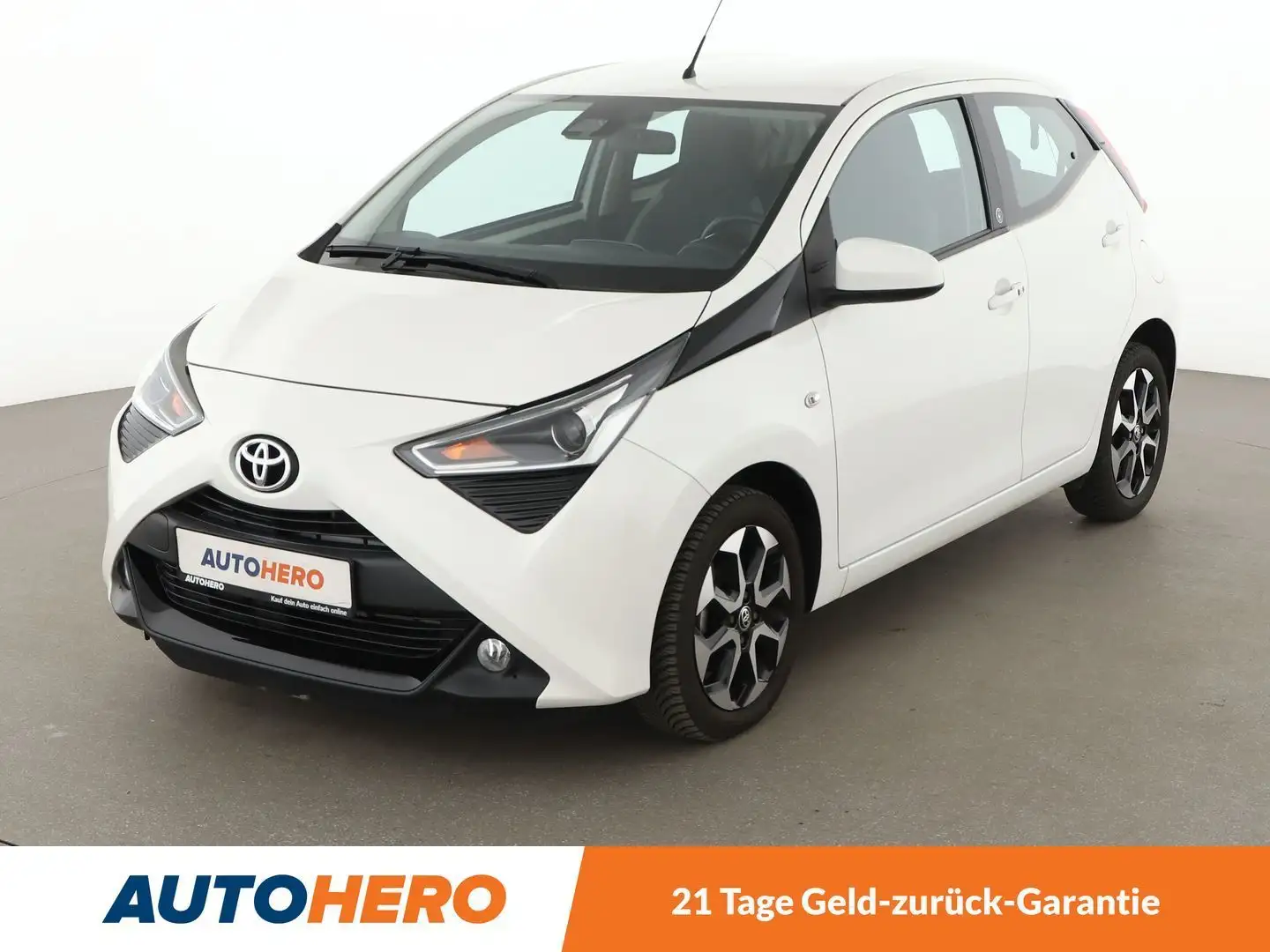 Toyota Aygo 1.0 x-play Team D Aut.*SPUR*CAM*KLIMA* Weiß - 1