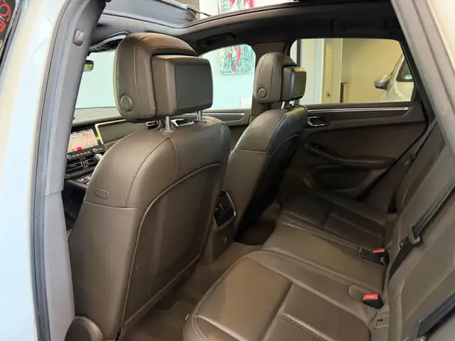 Porsche Macan view 11