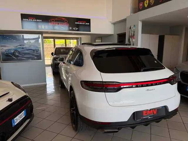 Porsche Macan view 12