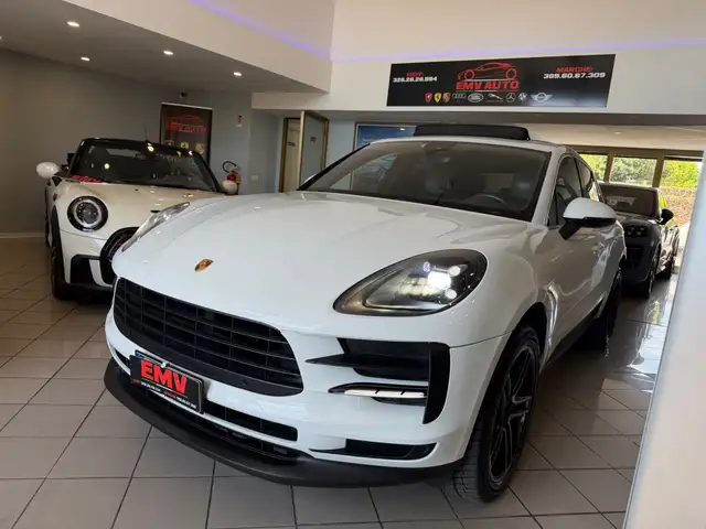 Porsche Macan view 3