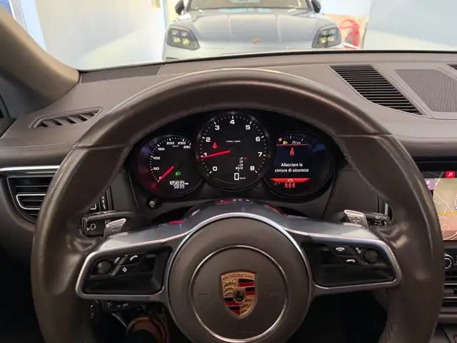 Porsche Macan view 8