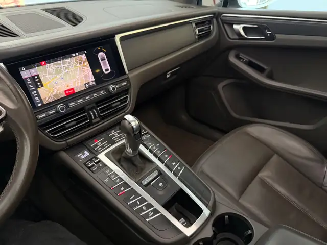 Porsche Macan view 5