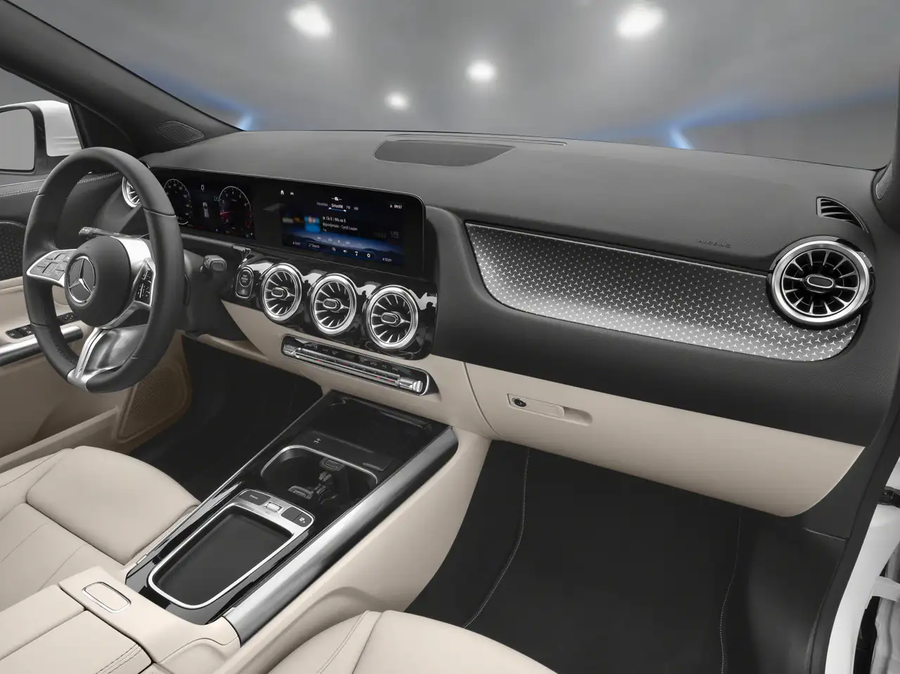 Mercedes-Benz GLA снимка Mercedes-Benz GLA