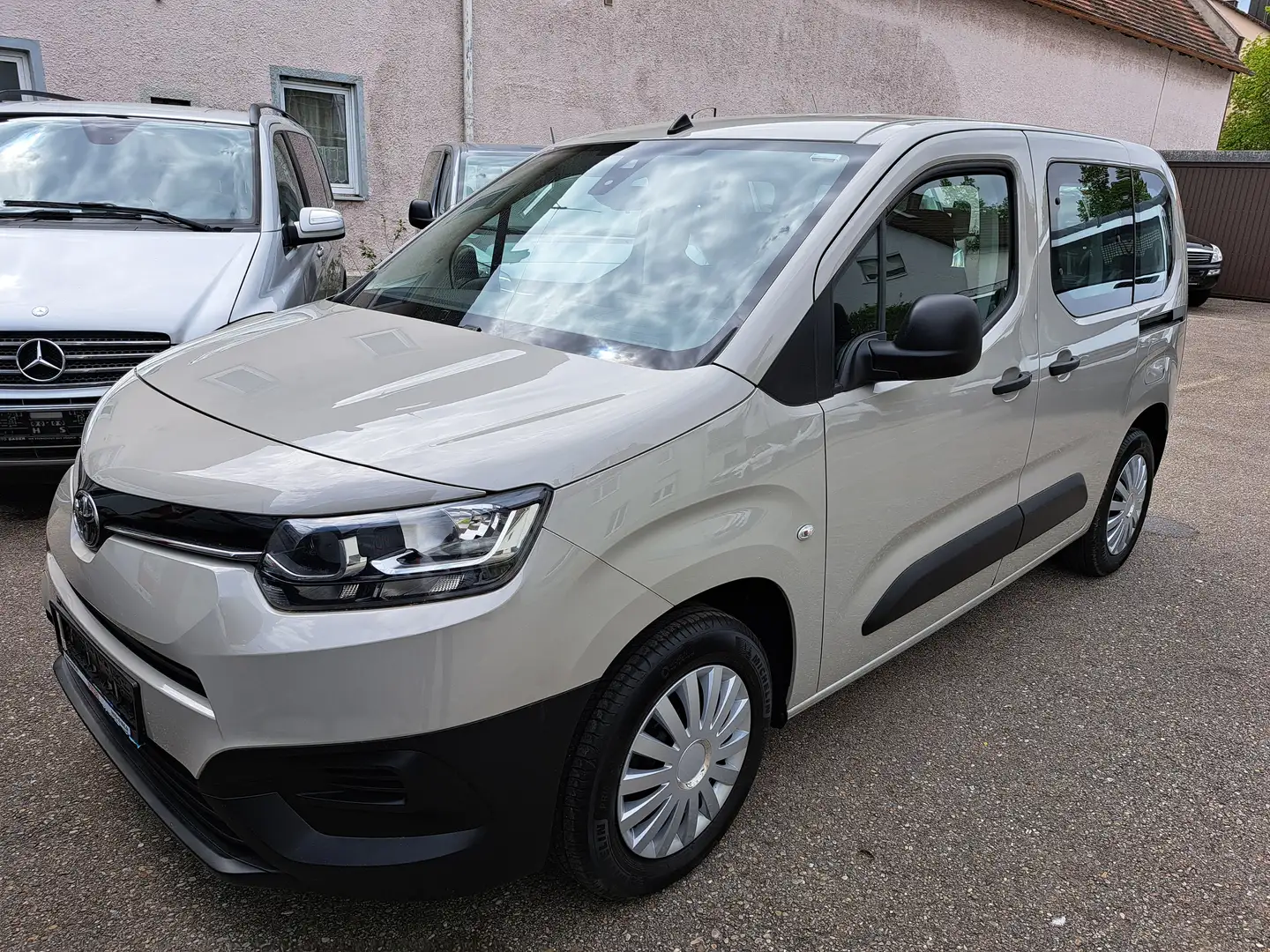 Toyota Proace Proace Verso City L1 Combi 5-Sitzer Or. 9.870 Km!! Grau - 2