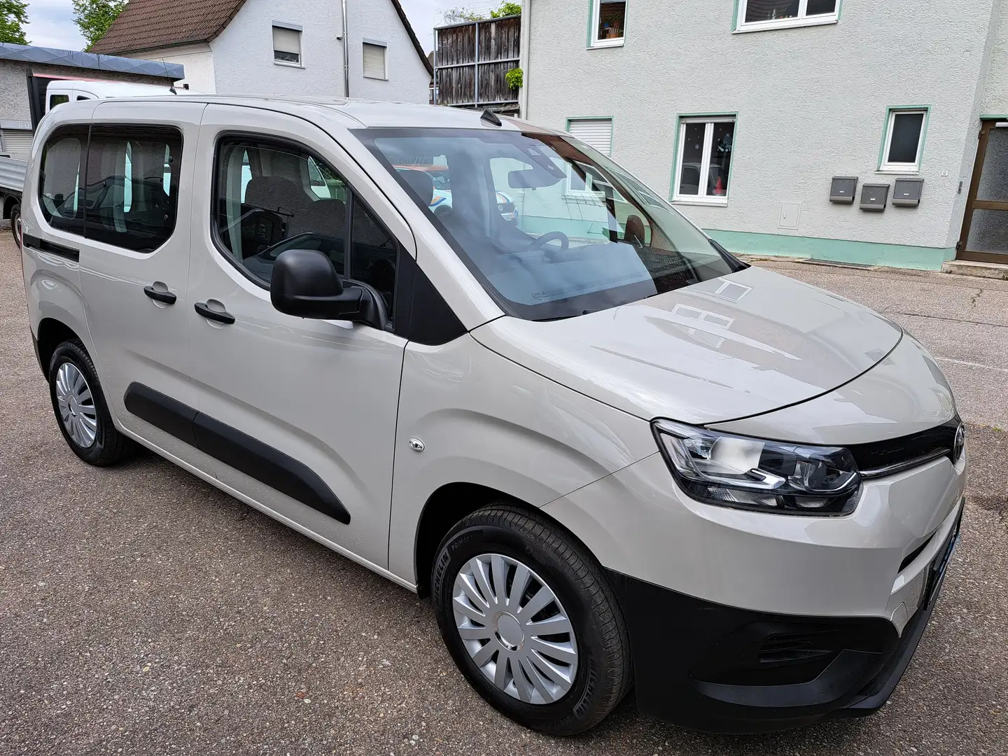 Toyota Proace Proace Verso City L1 Combi 5-Sitzer Or. 9.870 Km!! Grau - 1