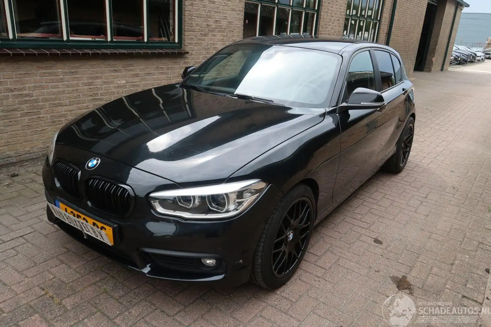 BMW 118 High Exec Zwart - 1
