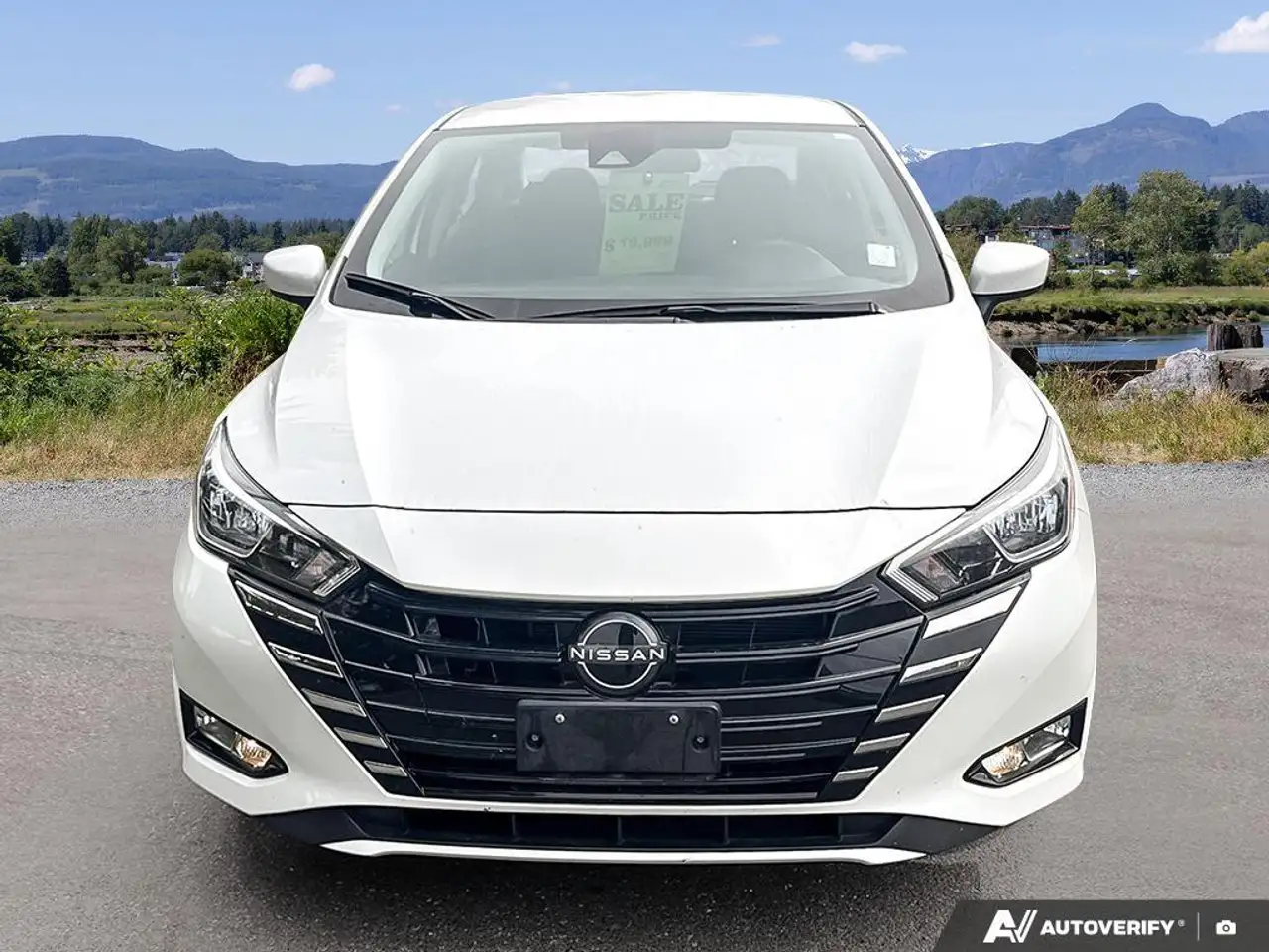 Nissan Versa снимка Nissan Versa