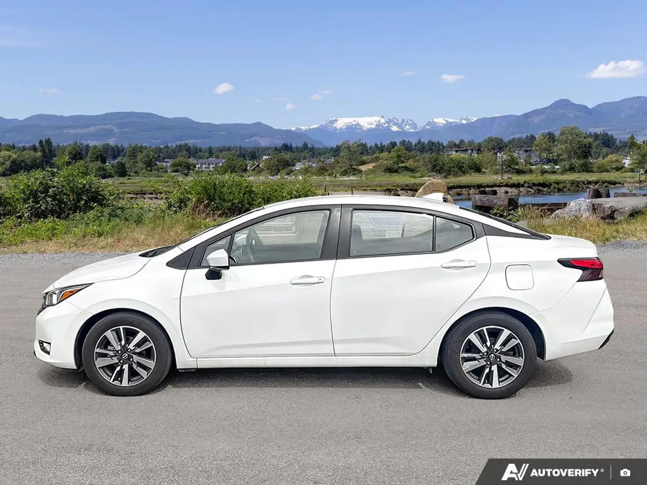 Nissan Versa снимка Nissan Versa