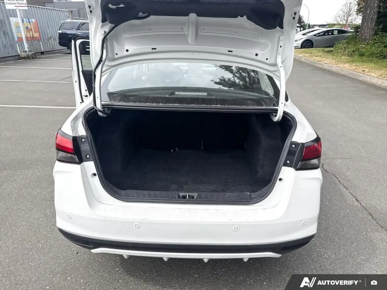 Nissan Versa снимка Nissan Versa