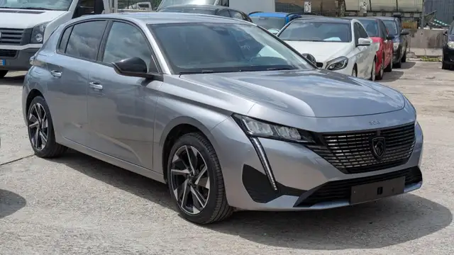 Peugeot 308 view 2