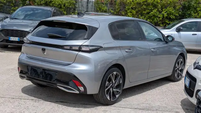 Peugeot 308 view 4