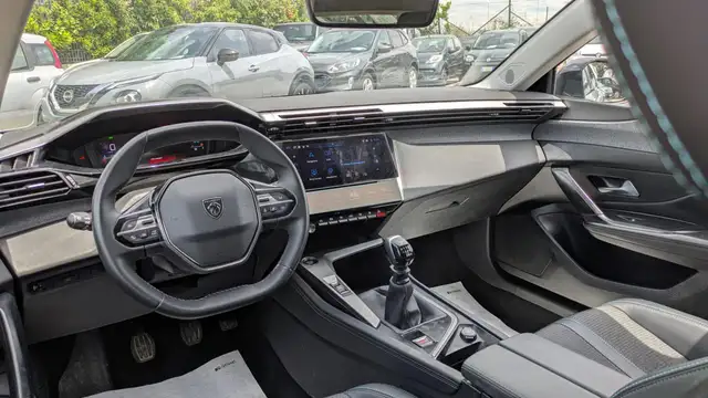 Peugeot 308 view 5