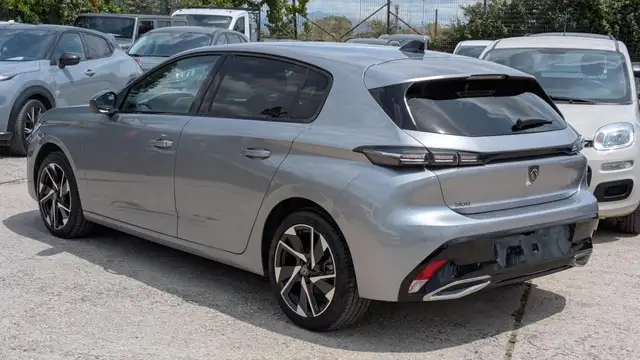 Peugeot 308 view 3