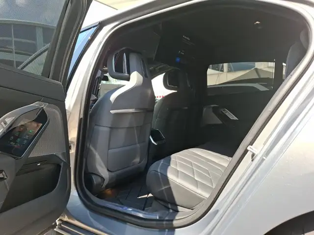 BMW 750 e xDrive (G70) Ansicht 16