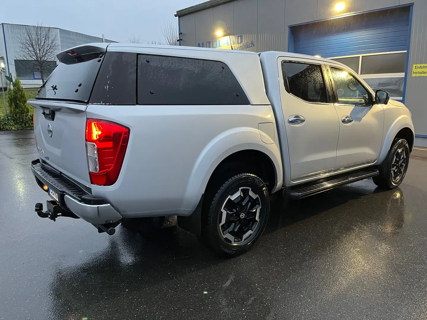 Nissan Navara DoubleCab Autom. 4WD Navi Hardtop Kamera360 SH AC Plateado - 2