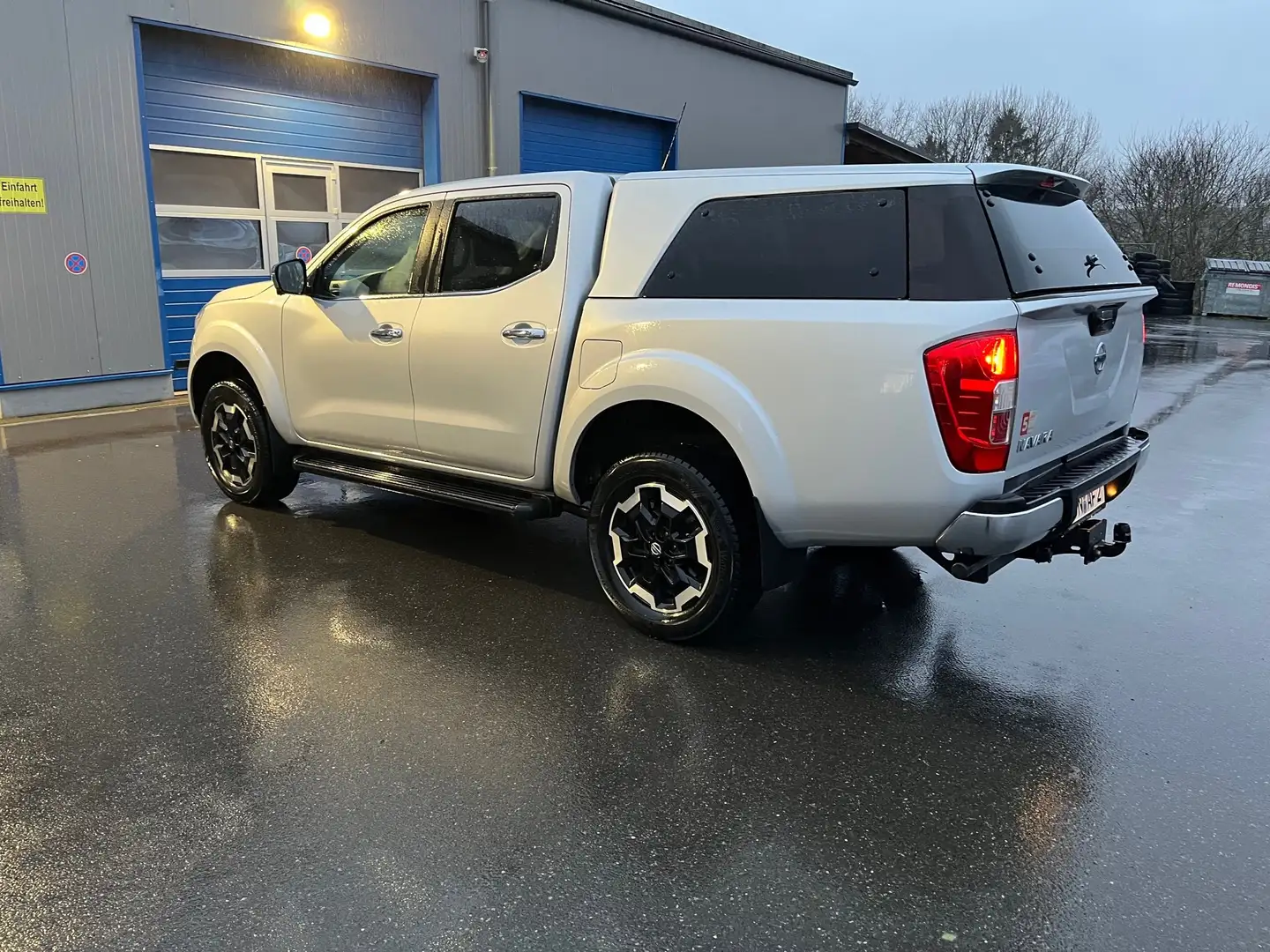 Nissan Navara DoubleCab Autom. 4WD Navi Hardtop Kamera360 SH AC Plateado - 1