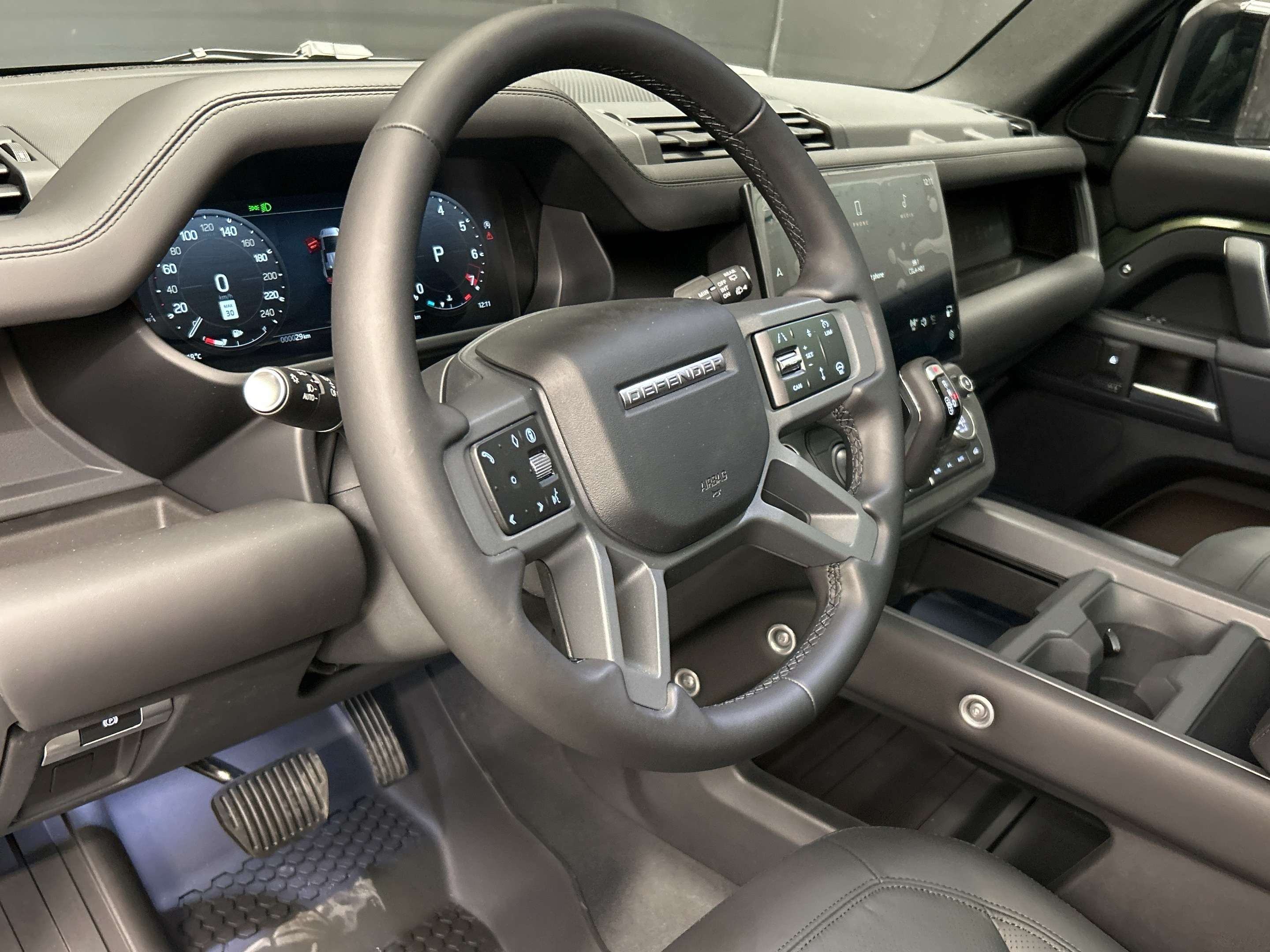 2026 Land Rover Defender X-Dynamic SE thumb 9